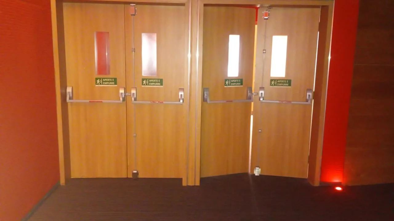 Porta de Emergência Dupla com Barra de Alavanca no Teatro Santander