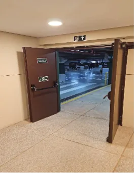 Porta corta-fogo dupla instalada em rota de fuga do Shopping Cidade Jardim