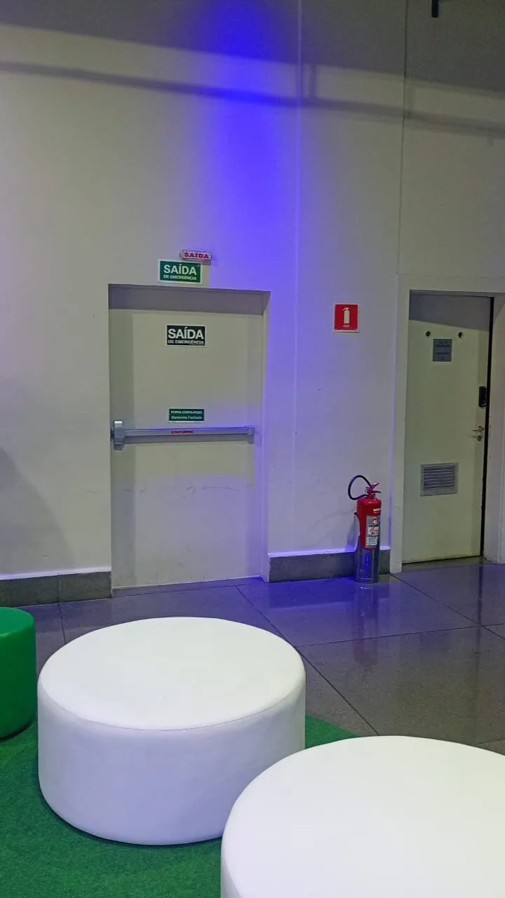 Porta Corta-Fogo Simples com Barra Antipânico Touch em Inox no Teatro Santander