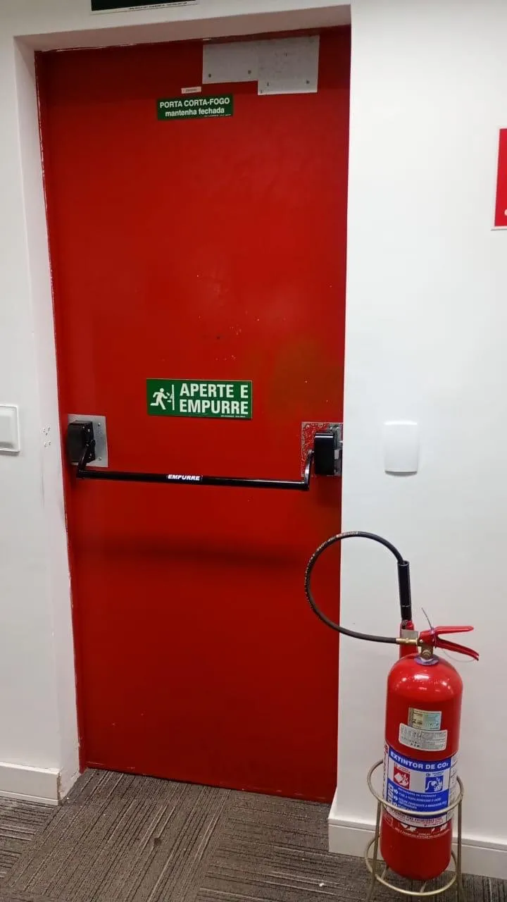 Manutenção preventiva de porta corta-fogo simples no SESC SP