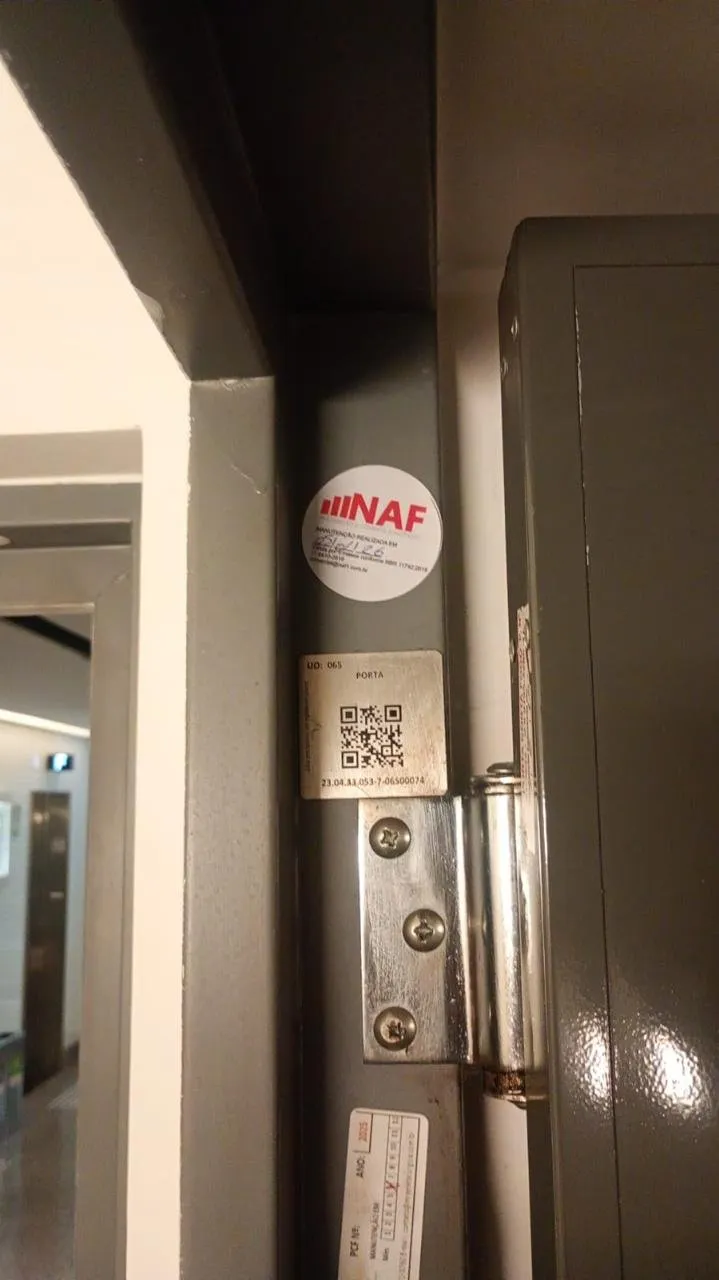Registro de manutenção de porta corta-fogo em unidade do SESC SP
