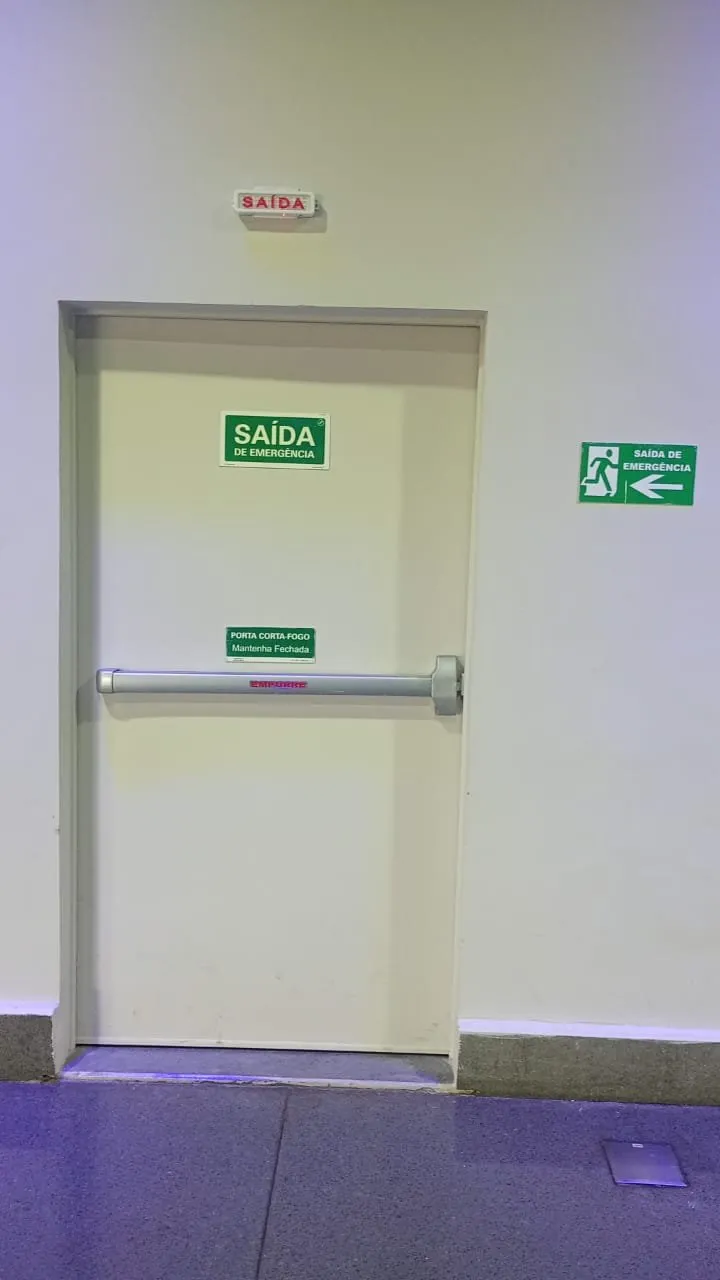 Manutenção de Porta Corta-Fogo com Barra Touch em Inox no Teatro Santander