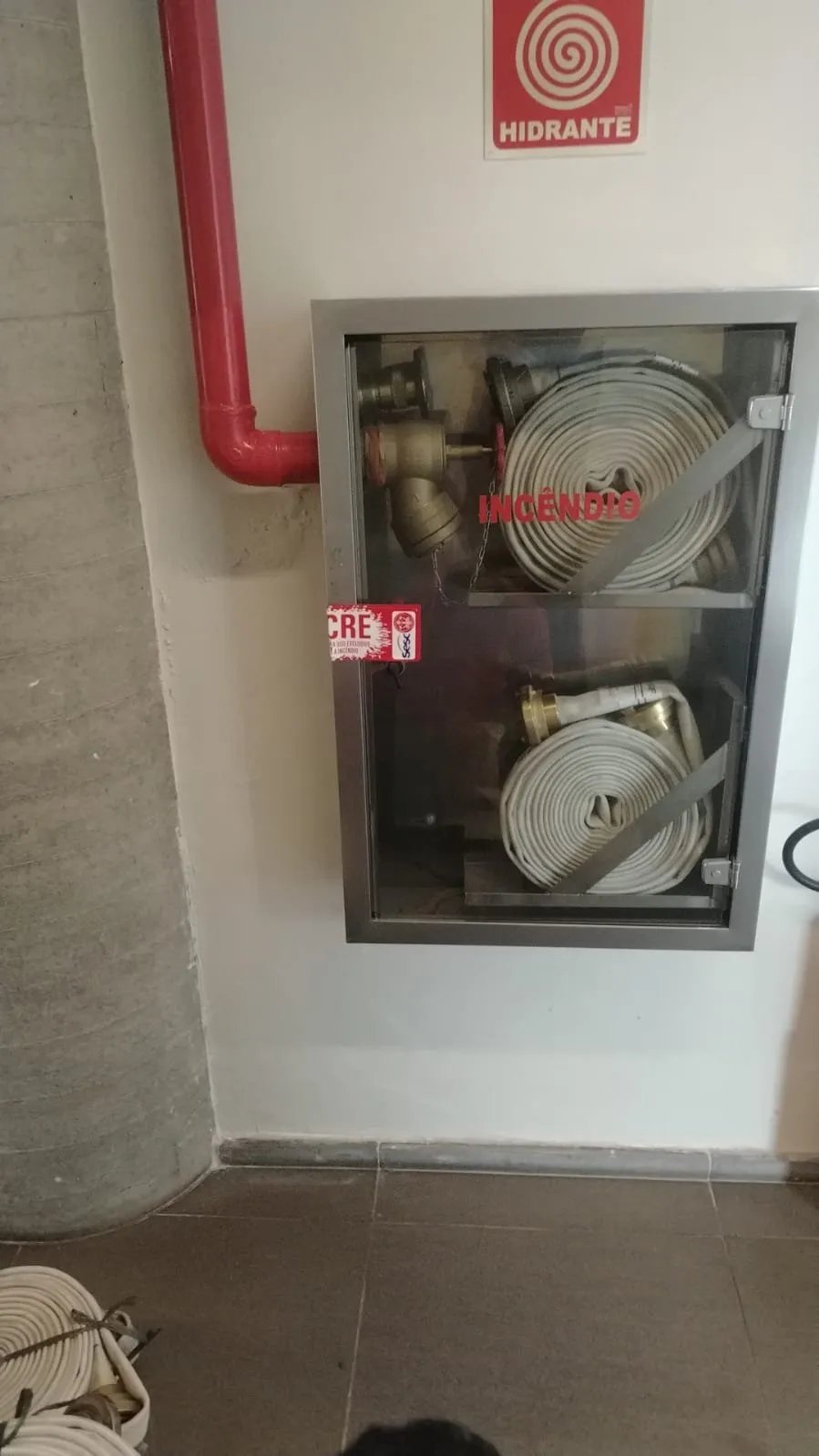Mangueiras de Incêndio Testadas e Reinstaladas no Abrigo de Hidrante do Teatro Santander