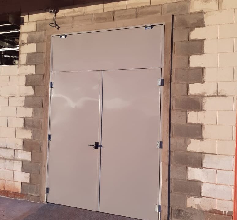 Porta Corta-Fogo batendo forte? Entenda os riscos ocultos e quando fazer a manutenção preventiva